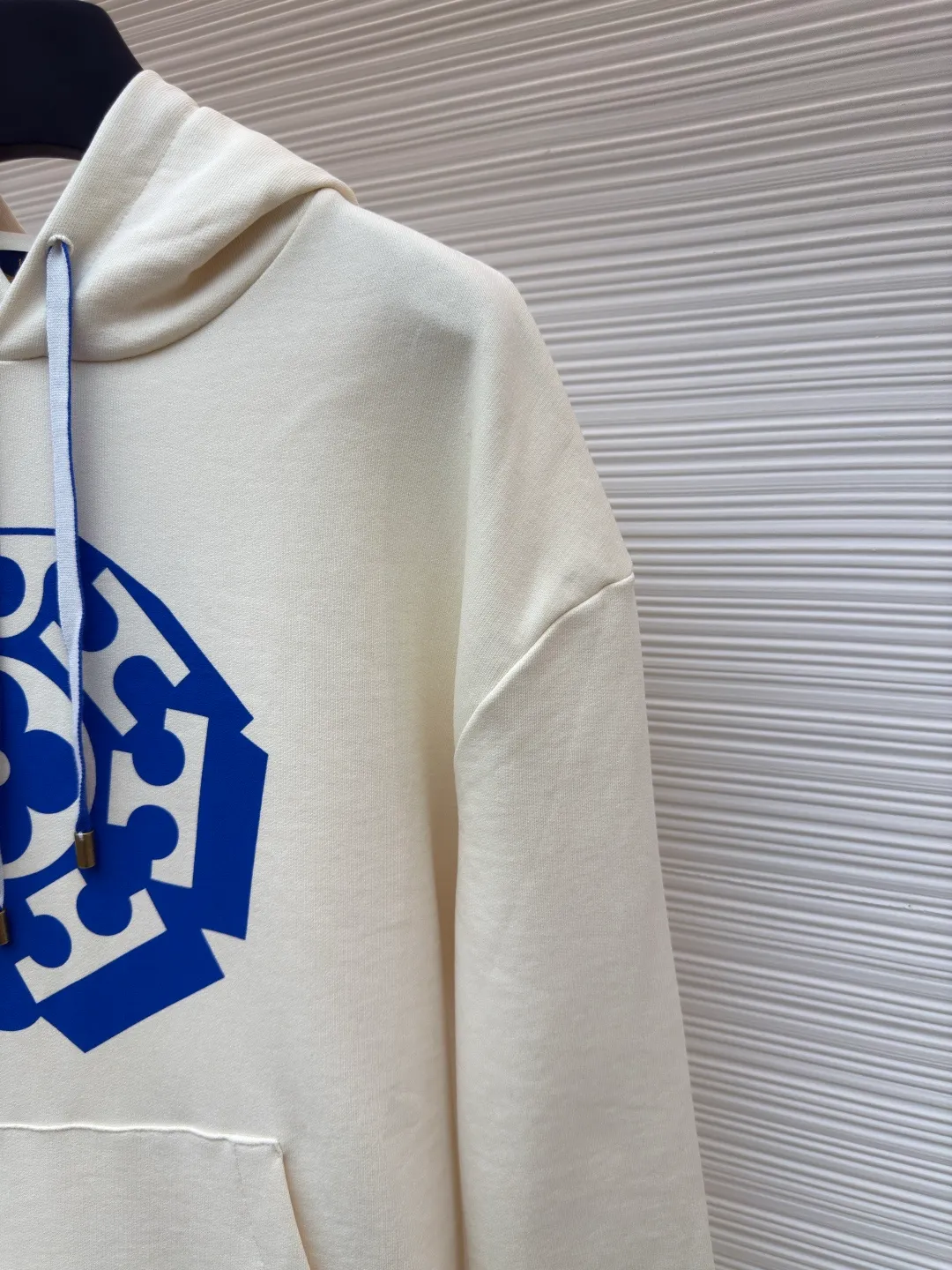 LOUIS VUITTON blue rope floral letter printed hooded sweatshirt ●Authentic product: purchased and developed by 11100 ●Item number: 1680405-A90 ●Fabric: pure cotton knitted fabric ●Technology: printing production ●Version: fitted version ●Weight: about 750 grams ●Size: XS-S-M-L ●Description: Made of 100% cotton knitted fabric, light and breathable, perfect for summer wear. The creamy white body is boldly printed with the blue Vuitton flower pattern from the 2025 autumn and winter show on the front, which contrasts sharply with the background color. The specially designed blue rope strap is paired with an antique gold metal top that echoes the tones of the print. The sweatshirt has a loose, one-size-fits-all fit, with comfortable ribbing at the waist and hem. It features the signature co-branded print on the chest and practical large pockets on the sides. The overall design not only retains the casual feel of streetwear, but also incorporates classic Louis Vuitton elements. It shows a unique fashion attitude through exquisite printing technology and exquisite detail processing. The cotton fabric ensures wearing comfort, while the fine printing process ensures the lasting vividness of the pattern. The overall wiring is straight and delicate, the fabric is comfortable and soft, and the color is consistent without color difference. It can be matched with the same style to create a fashionable look and control various occasions. Customized accessories, complete with three standards, same style for men and women!